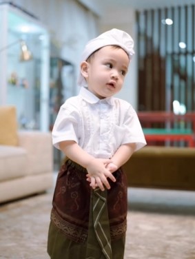 20230303212043-deretan-foto-terbaru-rayyanza-posenya-di-depan-kamera-gemesin-banget-006-dian-rosadi